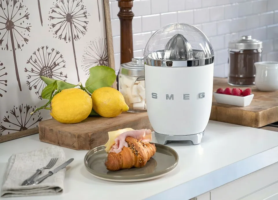 Exprimidor blanco, de Smeg.